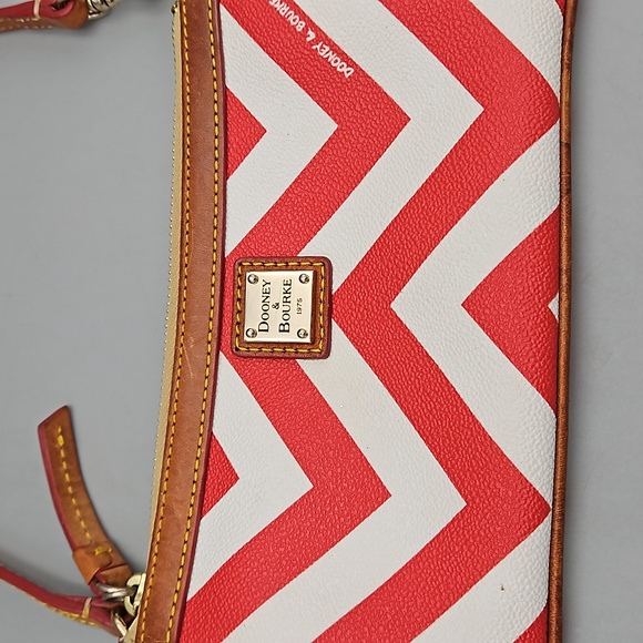 Dooney & Bourke chevron wristlet - Picture 2 of 10